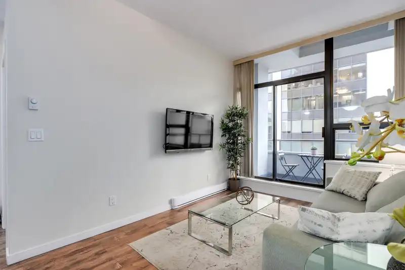 613 1010 HOWE STREET - photo 2 of 23