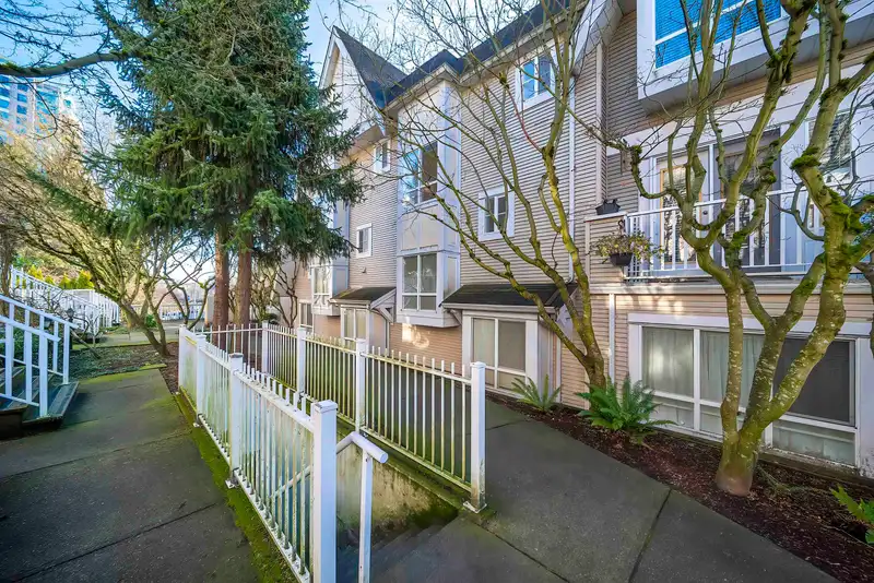 54 6577 SOUTHOAKS CRESCENT - photo 2 of 28