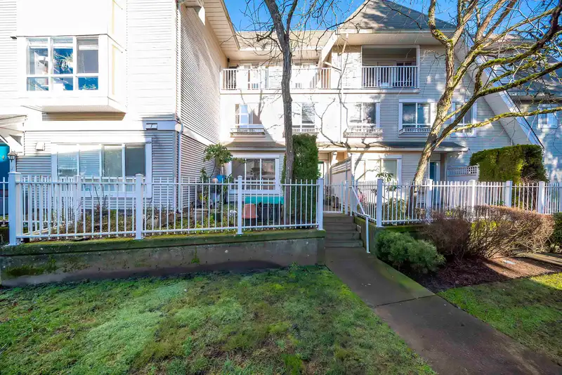 54 6577 SOUTHOAKS CRESCENT - photo 3 of 28