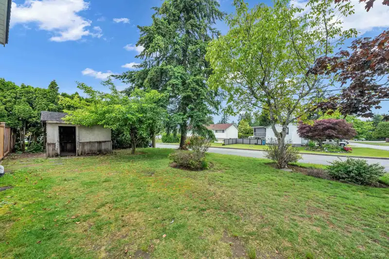 740 TOWNLEY STREET - photo 3 of 29