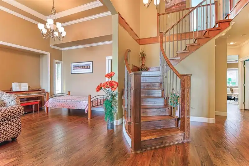 14670 76A AVENUE - photo 2 of 20
