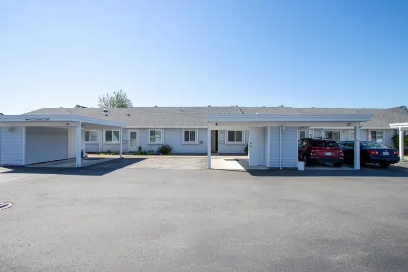 41 23580 DEWDNEY TRUNK ROAD - photo 2 of 21