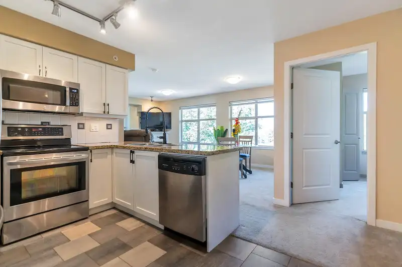 405 2511 KING GEORGE BOULEVARD - photo 2 of 40