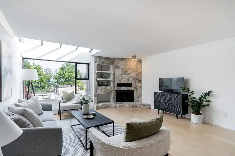 10 1040 W 7TH AVENUE - photo 3 of 30