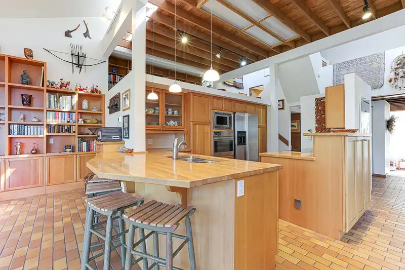325 OCEANVIEW ROAD - photo 1 of 40