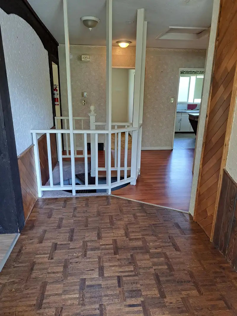 14073 113 AVENUE - photo 3 of 39