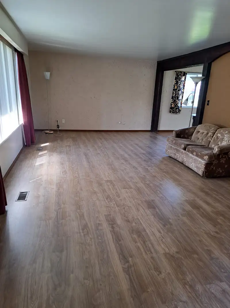 14073 113 AVENUE - photo 4 of 39