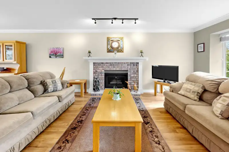 15929 88A AVENUE - photo 2 of 25