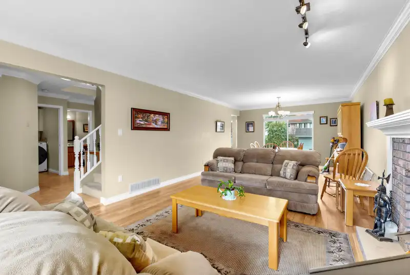 15929 88A AVENUE - photo 4 of 25