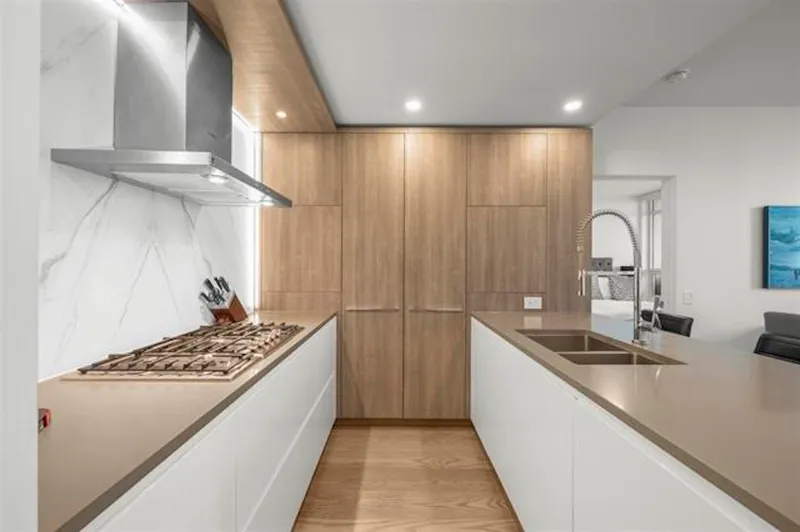 501 15165 THRIFT AVENUE - photo 2 of 25