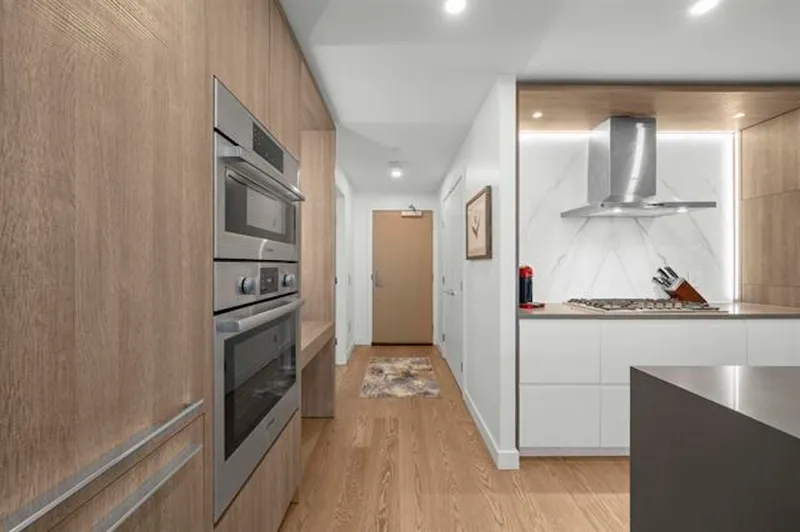 501 15165 THRIFT AVENUE - photo 4 of 25