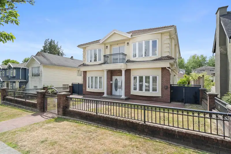 2772 TRIUMPH STREET - photo 1 of 36