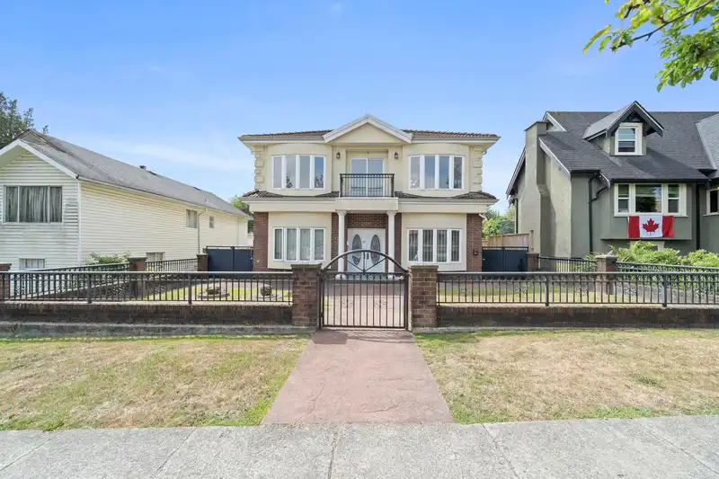 2772 TRIUMPH STREET - photo 2 of 36