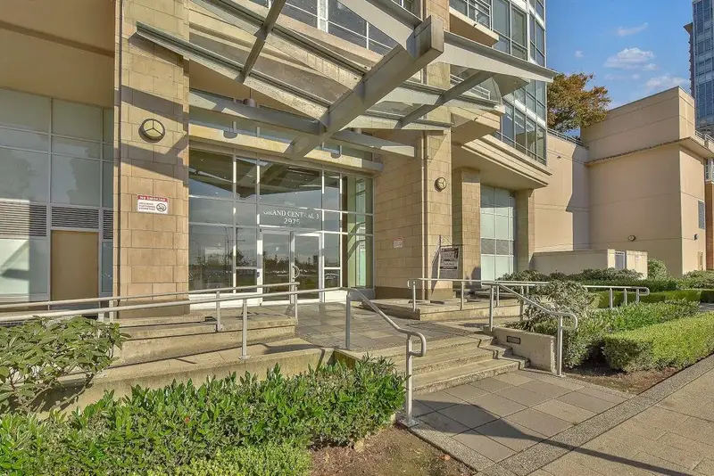 3207 2975 ATLANTIC AVENUE - photo 2 of 25