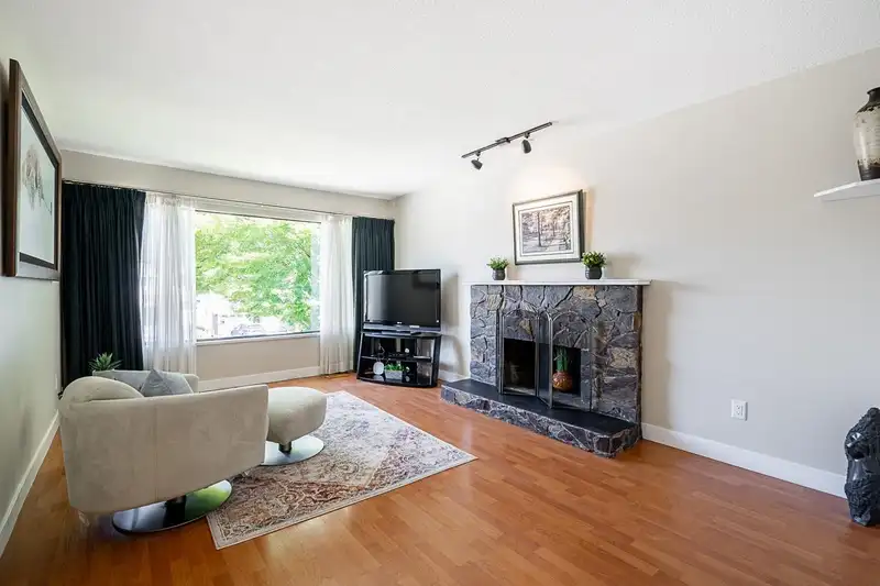 2216 WILLOUGHBY WAY - photo 4 of 40