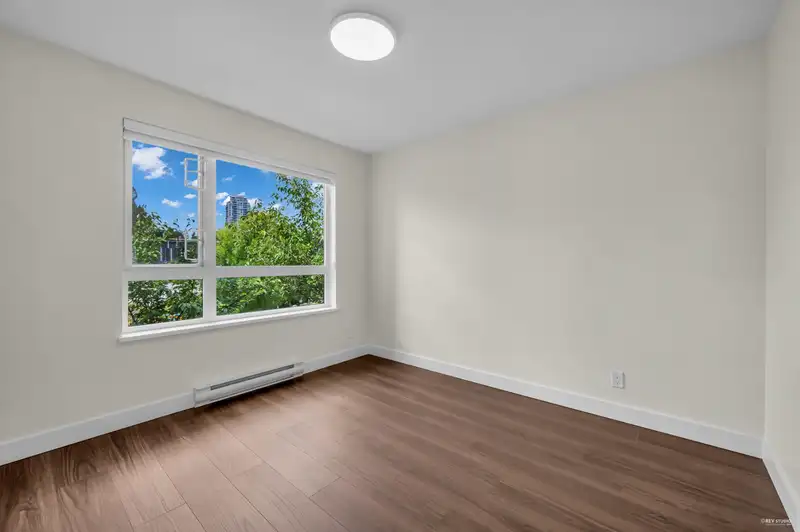 212 7058 14TH AVENUE - photo 4 of 34