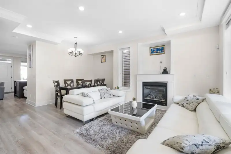 7057 148A STREET - photo 4 of 39