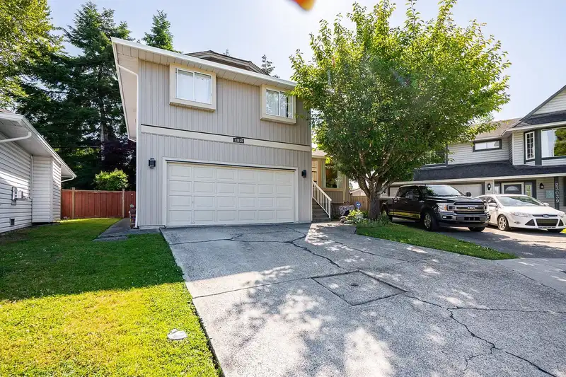 23035 OLUND CRESCENT - photo 2 of 40