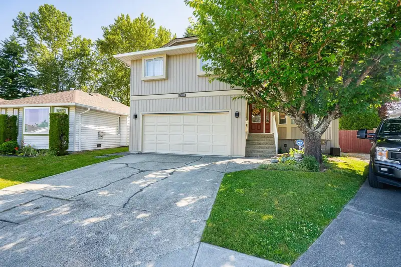 23035 OLUND CRESCENT - photo 3 of 40