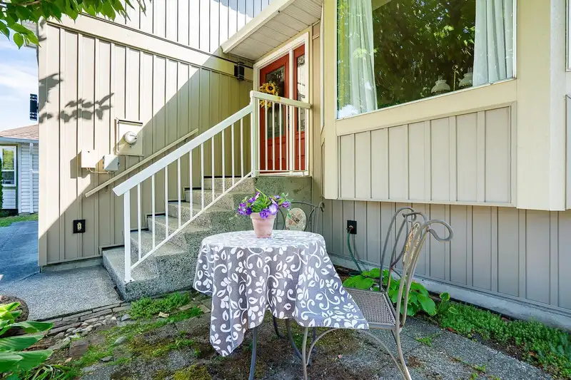 23035 OLUND CRESCENT - photo 4 of 40