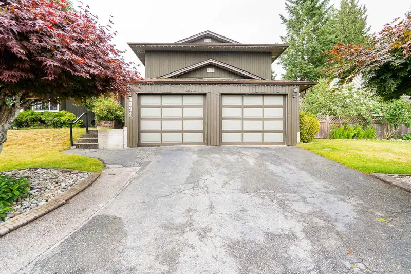9094 117 STREET - photo 2 of 38