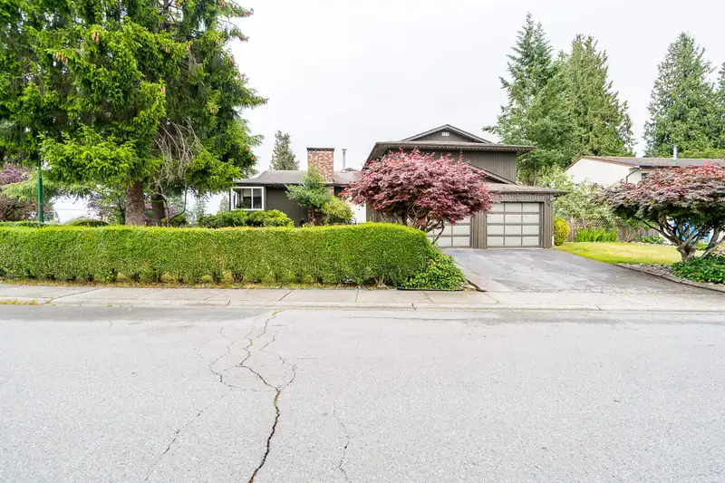 9094 117 STREET - photo 3 of 38
