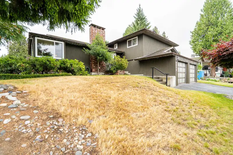 9094 117 STREET - photo 4 of 38