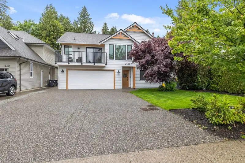 21457 91 AVENUE - photo 1 of 34