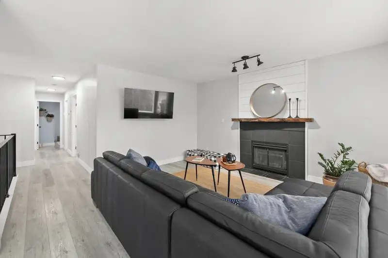 21457 91 AVENUE - photo 4 of 34