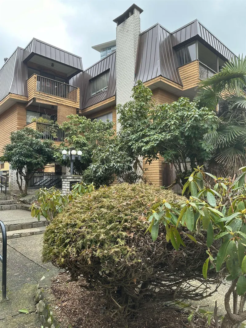 206 2299 E 30TH AVENUE - photo 1 of 12