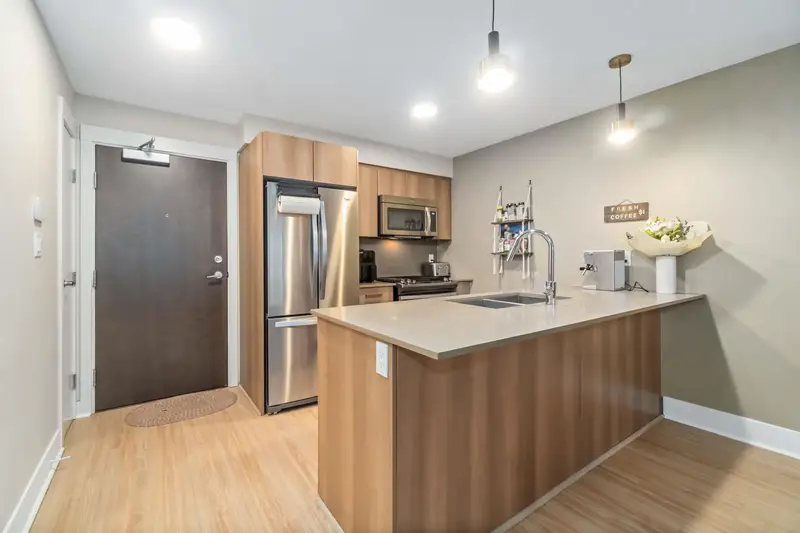 117 7058 14TH AVENUE - photo 2 of 25