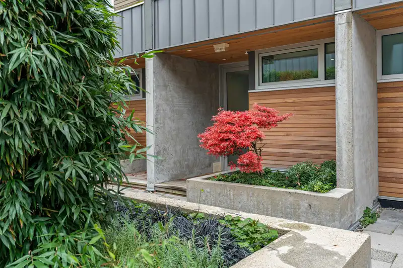 7 850 W 8TH AVENUE - photo 1 of 26