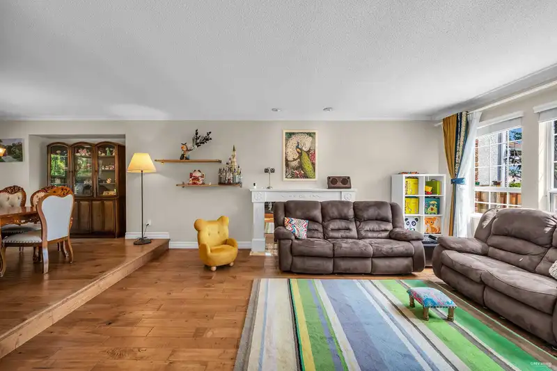470 ALOUETTE DRIVE - photo 4 of 40