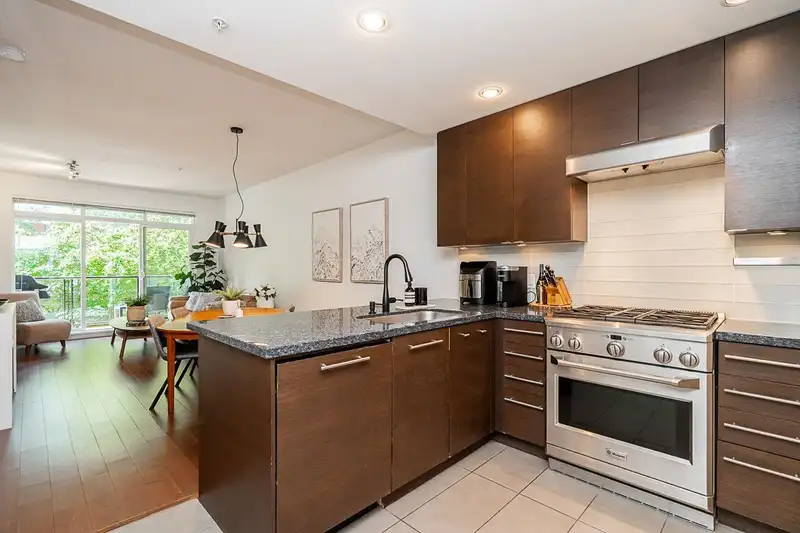 207 5928 BIRNEY AVENUE - photo 4 of 40