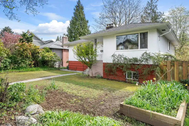 753 E 9TH STREET - photo 4 of 33