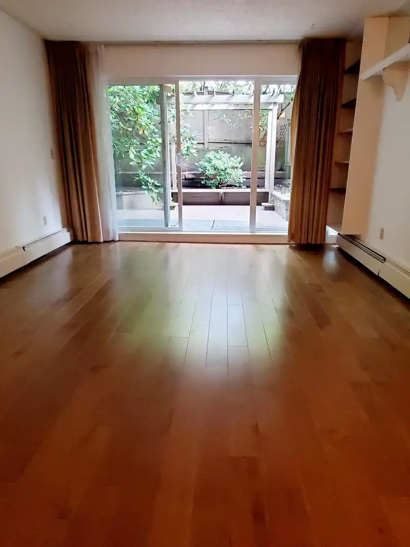 210 2333 TRIUMPH STREET - photo 2 of 8