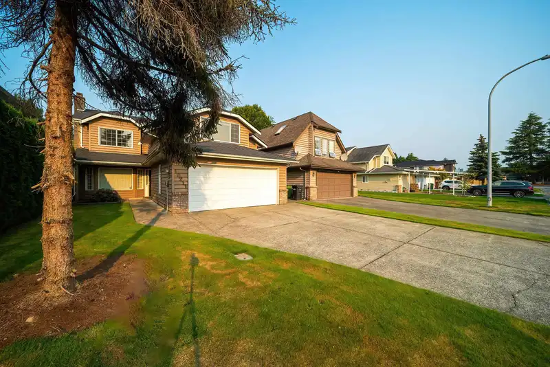 10211 DEFOE STREET - photo 2 of 35