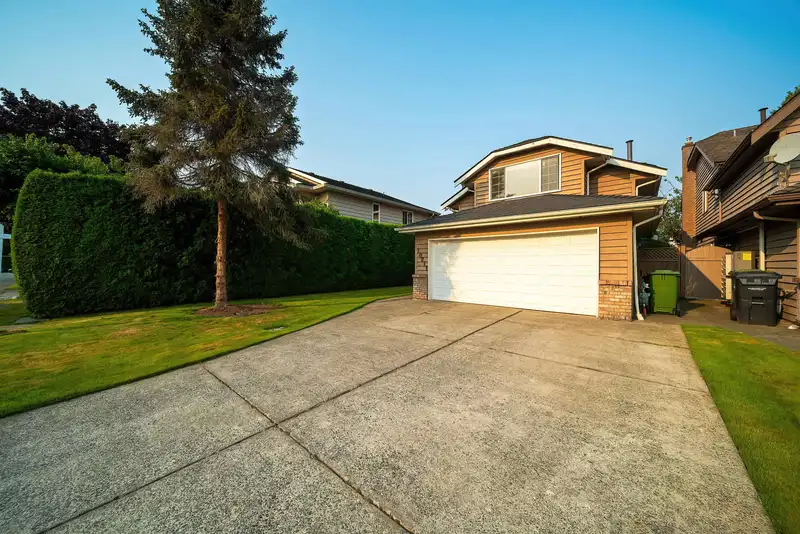 10211 DEFOE STREET - photo 4 of 35