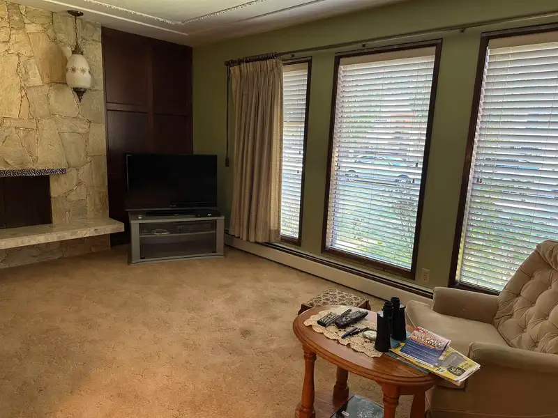 2376 FRASERVIEW DRIVE - photo 2 of 31