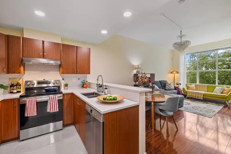 309 14885 105 AVENUE - photo 1 of 26