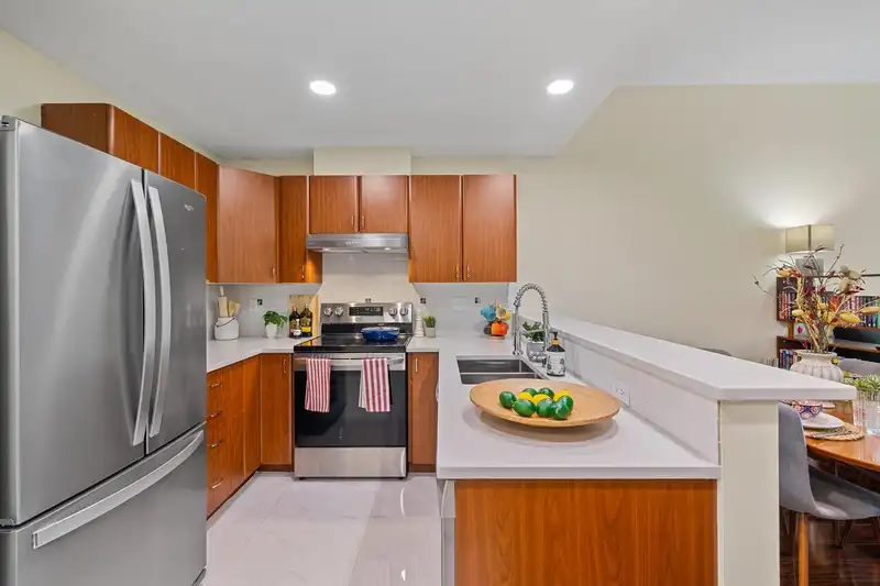309 14885 105 AVENUE - photo 2 of 26
