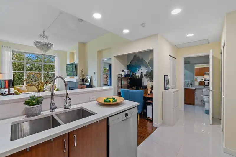 309 14885 105 AVENUE - photo 4 of 26