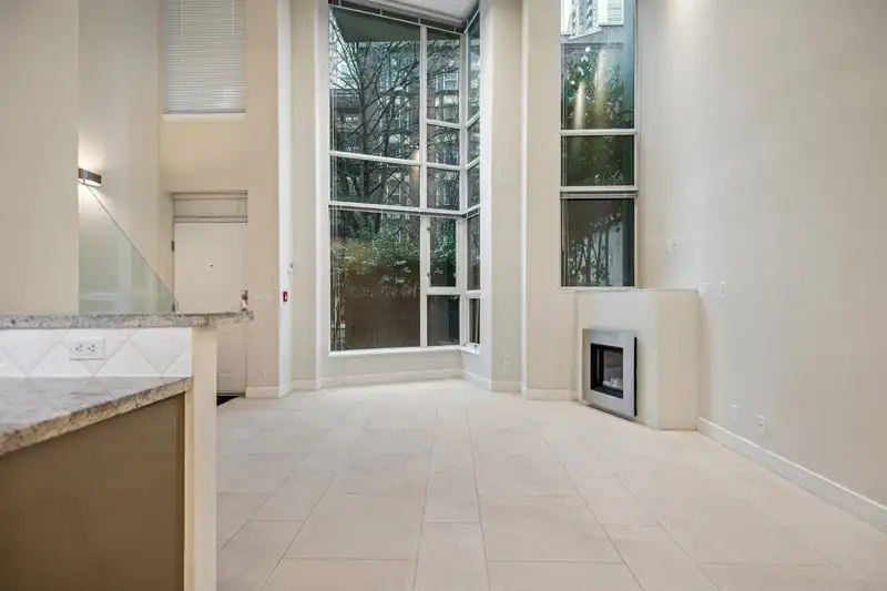 621 JERVIS STREET - photo 4 of 36