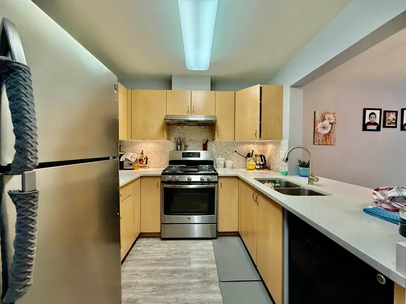 311 15220 GUILDFORD DRIVE - photo 4 of 9