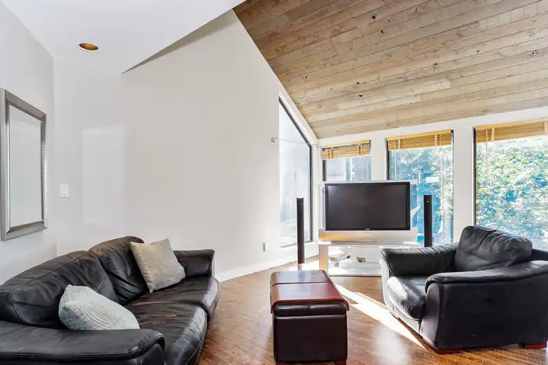430 BAYVIEW ROAD - photo 1 of 20