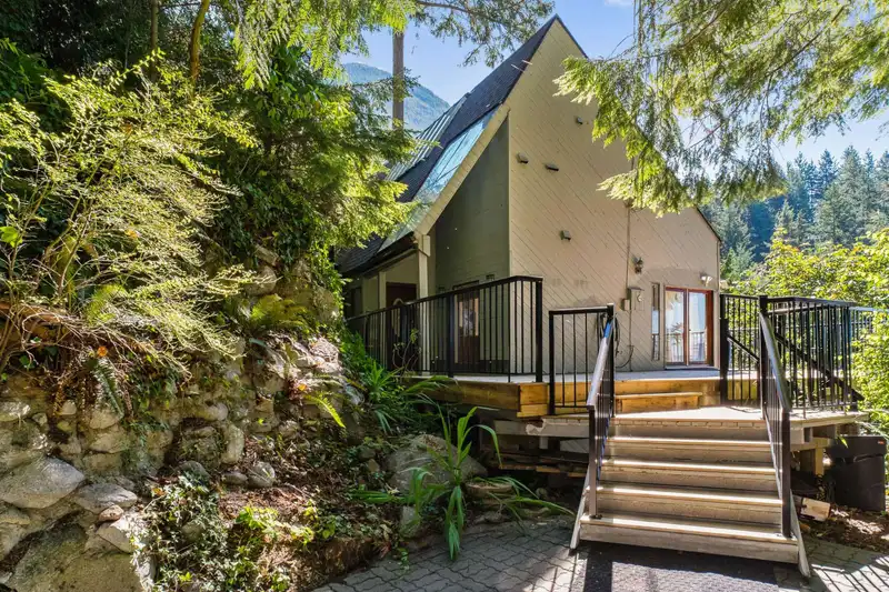 430 BAYVIEW ROAD - photo 2 of 20