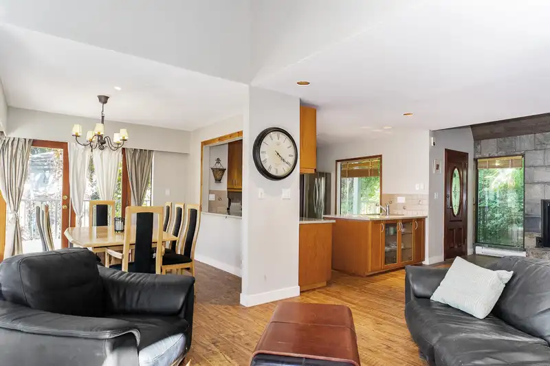 430 BAYVIEW ROAD - photo 3 of 20