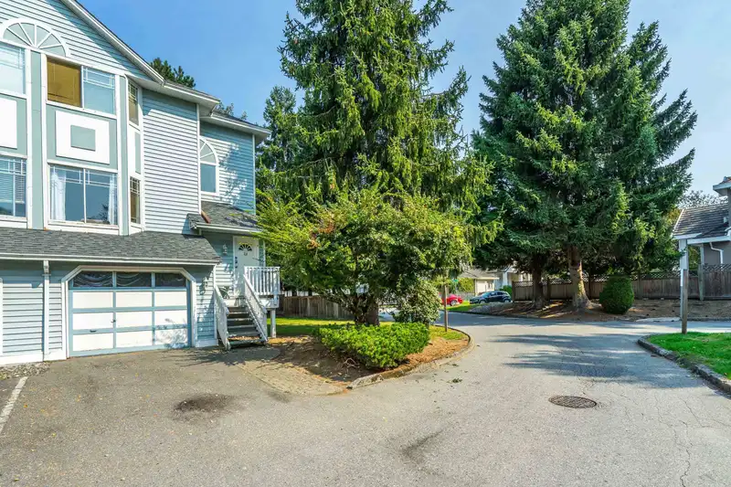 24 15550 89 AVENUE - photo 1 of 31