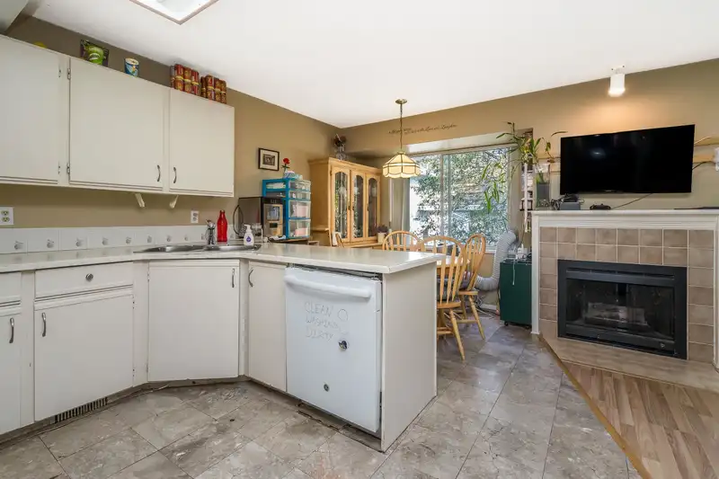 24 15550 89 AVENUE - photo 2 of 31