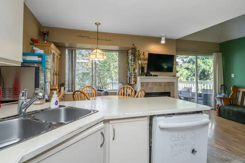 24 15550 89 AVENUE - photo 3 of 31